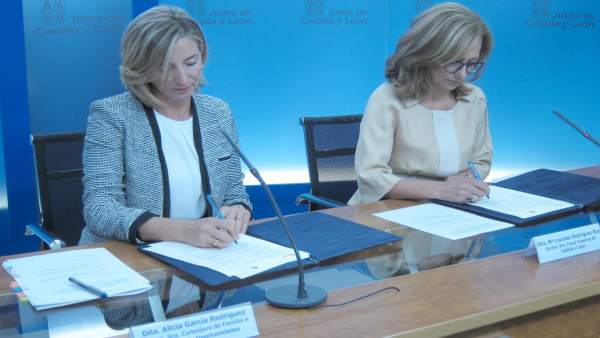 Alicia García (I) y María Lourdes Rodríguez (D) firman el protocolo Alicia García (I) y María Lourdes Rodríguez (D) firman el protocolo