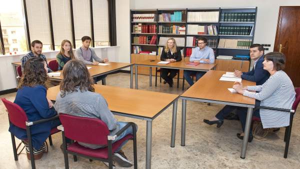 Izaskun Goñi con la Asociación de Jóvenes Empresarios de Navarra. Izaskun Goñi con la Asociación de Jóvenes Empresarios de Navarra.