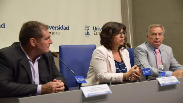 Martín Orna, Marta Gracia y Gerardo Sanz, este viernes, en Zaragoza. Martín Orna, Marta Gracia y Gerardo Sanz, este viernes, en Zaragoza.