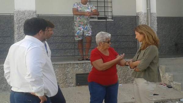 La diputada del PP Alicia Martínez visita una barriada de Lora del Río (Sevilla) La diputada del PP Alicia Martínez visita una barriada de Lora del Río (Sevilla)