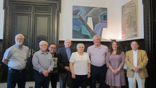 Ribó y Tello junto a los artistas y miembros de la Real Academia de Bellas Artes Ribó y Tello junto a los artistas y miembros de la Real Academia de Bellas Artes