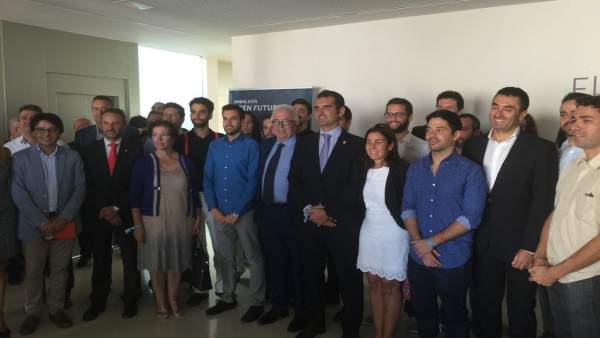 El consejero de Empleo inaugura 'El cable' de Almería El consejero de Empleo inaugura 'El cable' de Almería