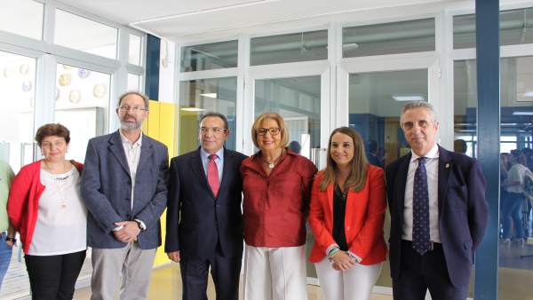 La consejera de Educación (centro) en el colegio lucentino La consejera de Educación (centro) en el colegio lucentino