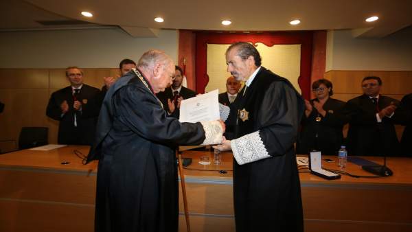 NP El Colegio De Abogados De Málaga Impone La Medalla De Honor A Fernando García NP El Colegio De Abogados De Málaga Impone La Medalla De Honor A Fernando García