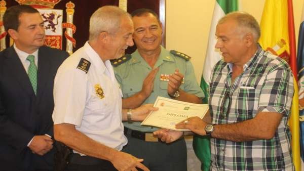 Entrega de diplomas contra la violencia en las aulas. Entrega de diplomas contra la violencia en las aulas.