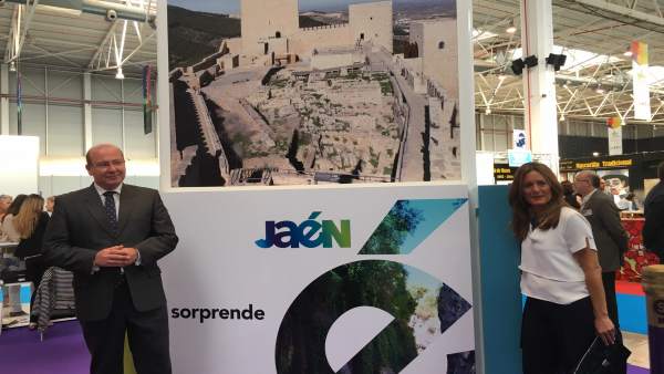 Márquez y Morales de Coca, ante el nuevo logotipo turístico de Jaén. Márquez y Morales de Coca, ante el nuevo logotipo turístico de Jaén.