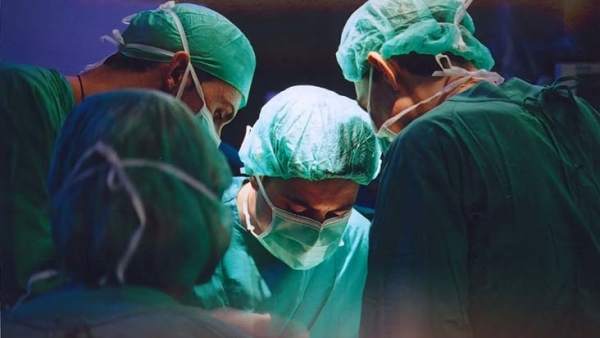 Cirujanos en una operación Cirujanos en una operación