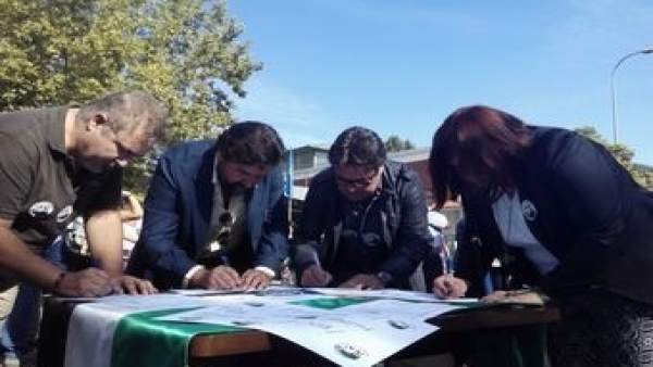 Recogida de firmas en favor del tren Recogida de firmas en favor del tren