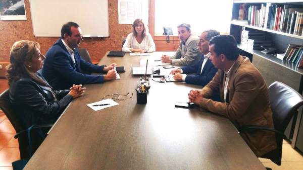 Reunión entre los representantes del Gobierno y de la Escuela de Turismo. Reunión entre los representantes del Gobierno y de la Escuela de Turismo.