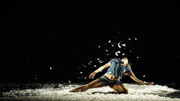 Escena de 'De Brea y plumas' Escena de 'De Brea y plumas'