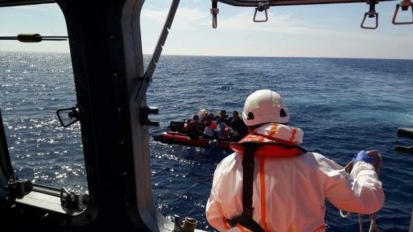 Rescate de patera por Salvamento Marítimo Rescate de patera por Salvamento Marítimo