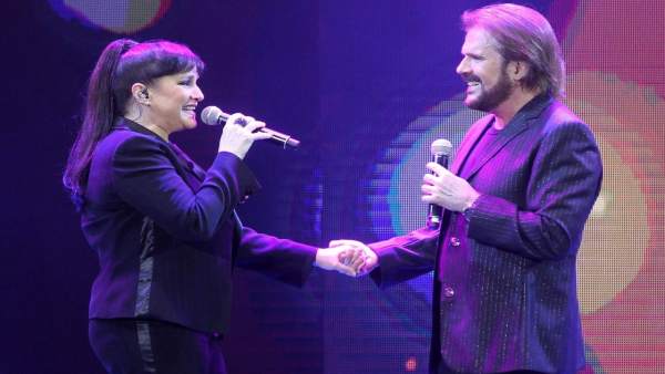 El dúo Pimpinela, en plena actuación. El dúo Pimpinela, en plena actuación.