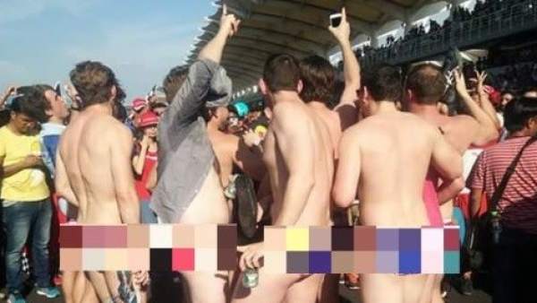 Australianos detenidos por posar semidesnudos en el GP de Malasia Australianos detenidos por posar semidesnudos en el GP de Malasia