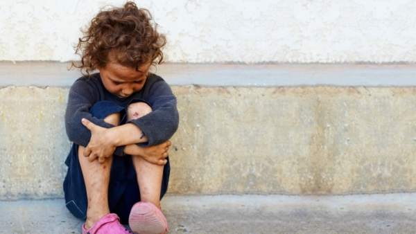 Niño triste y pobre Niño triste y pobre