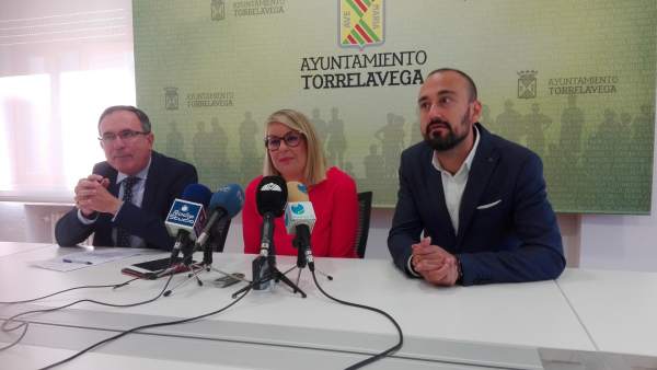 Cristina García con el alcalde y el primer teniente de alcalde Cristina García con el alcalde y el primer teniente de alcalde