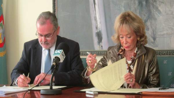María Teresa Fernández de la Vega (Mujeres por África) y Ángel Pazos (UC) María Teresa Fernández de la Vega (Mujeres por África) y Ángel Pazos (UC)