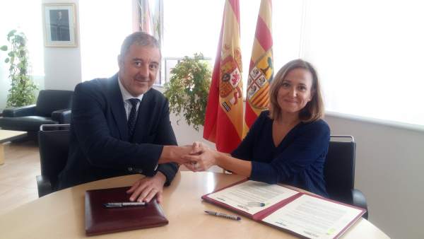 Albert Augé, de Torraspapel, y la consejera de Cultura de Aragón, Mayte Pérez Albert Augé, de Torraspapel, y la consejera de Cultura de Aragón, Mayte Pérez