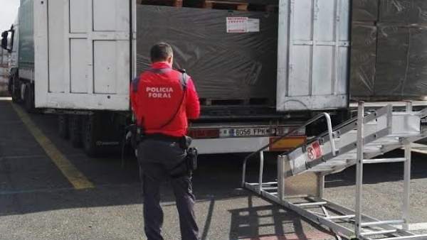 La Policía Foral realiza las diligencias del accidente La Policía Foral realiza las diligencias del accidente