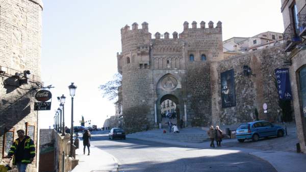 Toledo, Calle, Calzada, Casco Antiguo, Fachada, Puerta del Sol,Personas paseando Toledo, Calle, Calzada, Casco Antiguo, Fachada, Puerta del Sol,Personas paseando