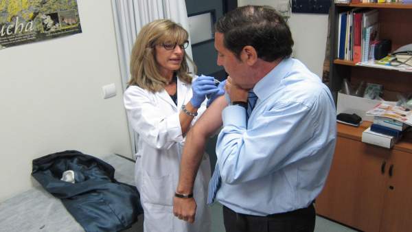 Antonio María Sáez Aguado, se vacuna contra la gripe Antonio María Sáez Aguado, se vacuna contra la gripe