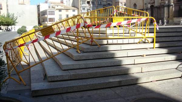 Inicio de los trabajos en los escalones de la plaza de Santa María Inicio de los trabajos en los escalones de la plaza de Santa María