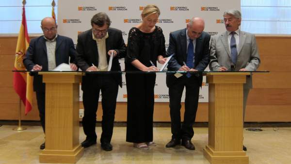 Firma del convenio entre agentes sociales y el Gobierno de Aragón. Firma del convenio entre agentes sociales y el Gobierno de Aragón.