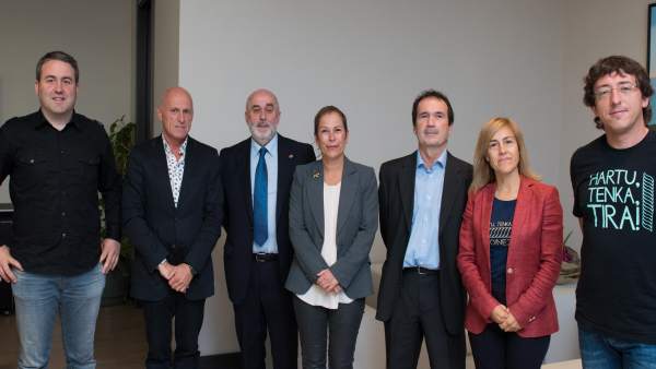 Barkos y el consejero Mendoza con los organizadores del Oinez Barkos y el consejero Mendoza con los organizadores del Oinez