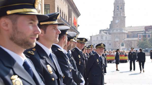 Un grupo de agentes condecorados celebra el día grande de la Policía en Zaragoza Un grupo de agentes condecorados celebra el día grande de la Policía en Zaragoza