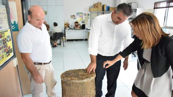 Beatriz Rubiño y Antonio Yuste visitando las instalaciones de COAG Málaga. Beatriz Rubiño y Antonio Yuste visitando las instalaciones de COAG Málaga.