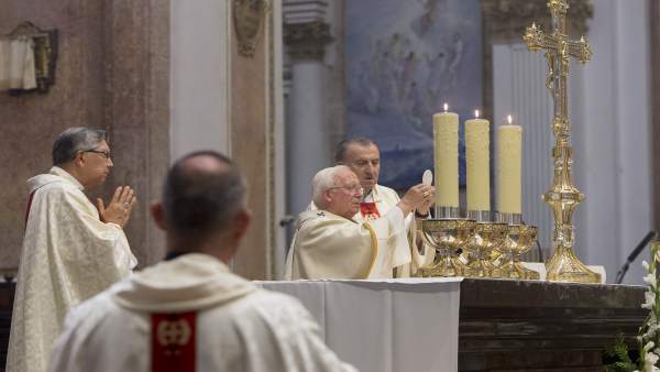 Un grup de manifestants increpa el cardenal Cañizares a l'eixida d'una missa en Gandia Un grup de manifestants increpa el cardenal Cañizares a l'eixida d'una missa en Gandia