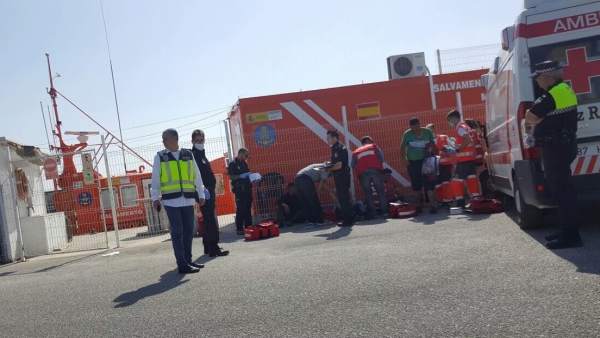 Inmigrantes en el puerto de la Caleta de Vélez-Málaga Inmigrantes en el puerto de la Caleta de Vélez-Málaga