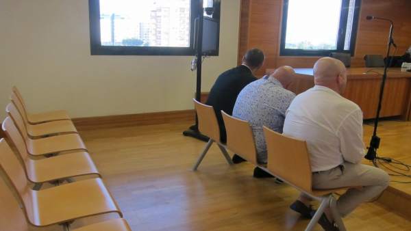 Jutgen un guàrdia civil i un cap de seguretat d'un complex acusats de torturar un home que molestava dones Jutgen un guàrdia civil i un cap de seguretat d'un complex acusats de torturar un home que molestava dones