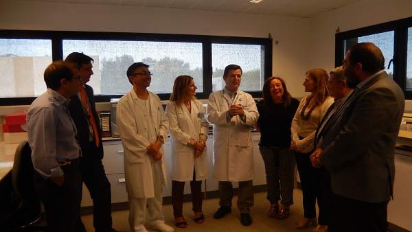 Los parlamentrios del PSOE (dcha.) durante la visita Los parlamentrios del PSOE (dcha.) durante la visita