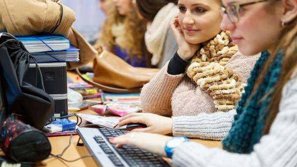 Jovénes estudiantes de la UHU Jovénes estudiantes de la UHU