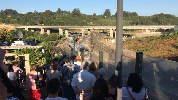 Un tren Alvia pasa por Angrois durante el homenaje a las víctimas Un tren Alvia pasa por Angrois durante el homenaje a las víctimas