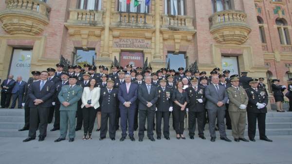 Agentes y autoridades en el día de la Policía Nacional Agentes y autoridades en el día de la Policía Nacional