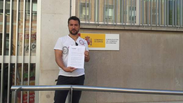 Ostos entrega el escrito en la Subdelegación del Gobierno Ostos entrega el escrito en la Subdelegación del Gobierno