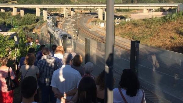 Un tren Alvia pasa por Angrois durante el homenaje a las víctimas Un tren Alvia pasa por Angrois durante el homenaje a las víctimas