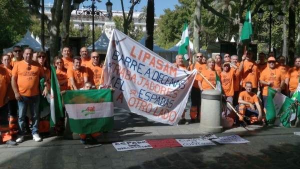 Los extrabajadores de Lipasam ante el Ayuntamiento. Los extrabajadores de Lipasam ante el Ayuntamiento.