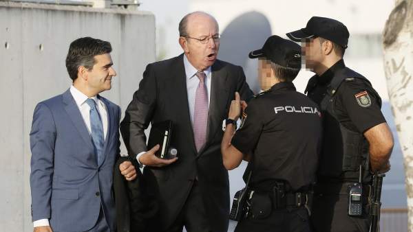 Spottorno, pidiendo este miércoles a la Policía que aleje a los preferentistas Spottorno, pidiendo este miércoles a la Policía que aleje a los preferentistas