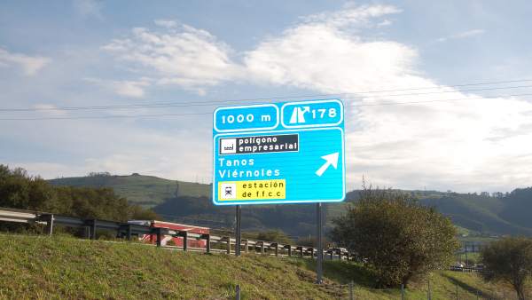 Señalización de la entrada al polígono Tanos-Viérnoles Señalización de la entrada al polígono Tanos-Viérnoles