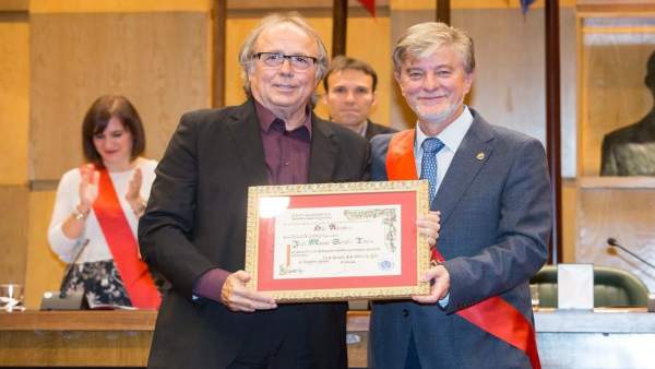 Joan Manuel Serrat recibe el título de Hijo Predilecto Joan Manuel Serrat recibe el título de Hijo Predilecto