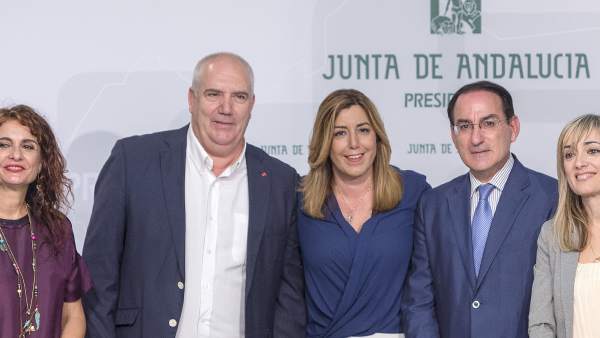 Firma del acuerdo de inclusión de cláusulas sociales y medioambientales Firma del acuerdo de inclusión de cláusulas sociales y medioambientales