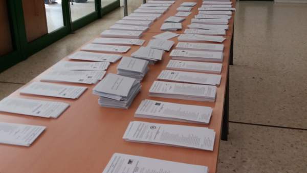 Mesa con las papeletas del 25 de septiembre en un colegio electoral Mesa con las papeletas del 25 de septiembre en un colegio electoral