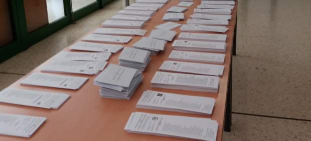 Mesa con las papeletas del 25 de septiembre en un colegio electoral