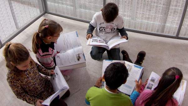 Alumnos leen sus libros de texto Alumnos leen sus libros de texto
