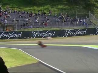 Pedrosa sale literalmente volando de la moto