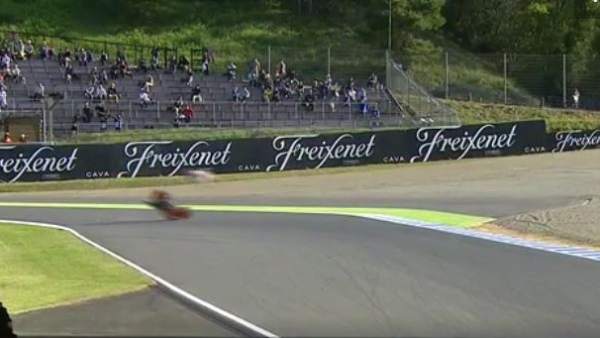 Pedrosa sale literalmente volando de la moto Pedrosa sale literalmente volando de la moto