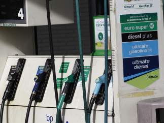 Imagen de una gasolinera ante la posible subida de precios