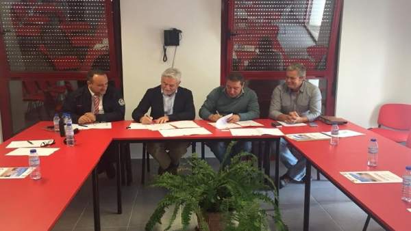 Firma del consorcio de bomberos de Huelva con los de Barrancos (Portugal). Firma del consorcio de bomberos de Huelva con los de Barrancos (Portugal).